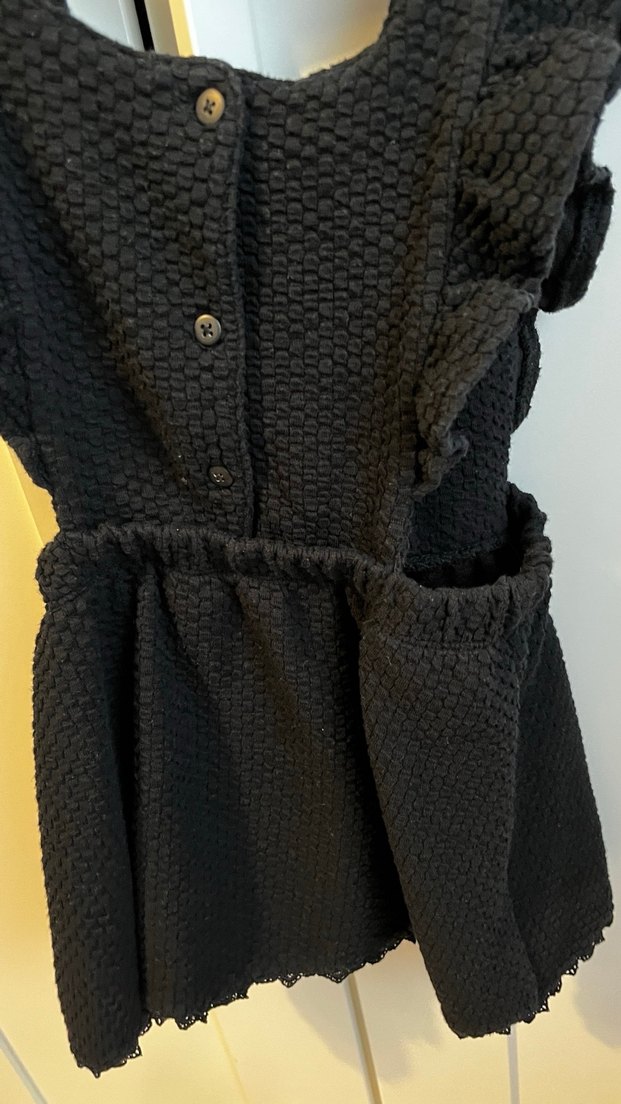 Kız Çocuk Siyah Keten Fırfırlı V Yaka Elbise - Görsel 2