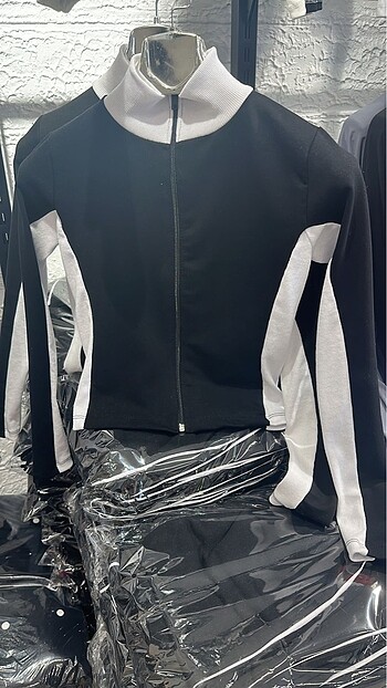 Urban Outfitters Y2K Siyah-Beyaz Uzun Kollu Crop