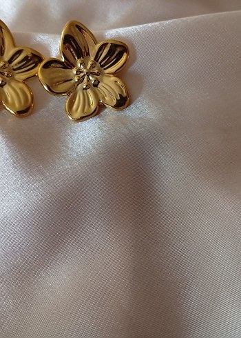 Altın Renkli Çiçek Desenli Midi Küpe