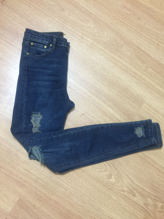 Yırtık kot pantolon
