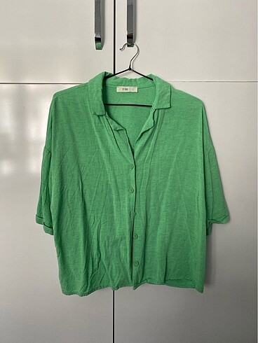 Yeşil keten gömlek
