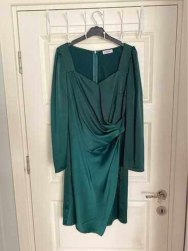 Yeşil saten abiye elbise - Görsel 2