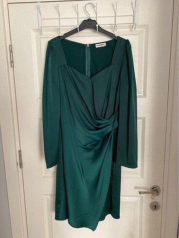 Yeşil saten abiye elbise - Görsel 3