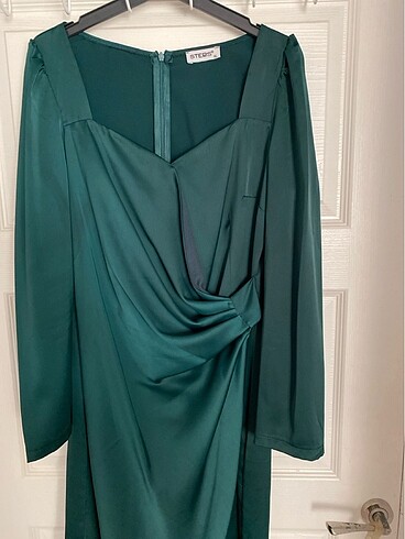 Yeşil saten abiye elbise - Görsel 4