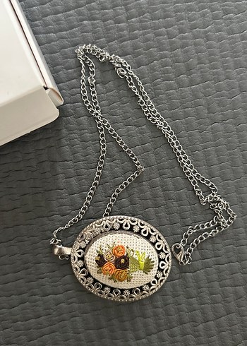Nakış İşlemeli Zincir Detaylı Mini Kolye