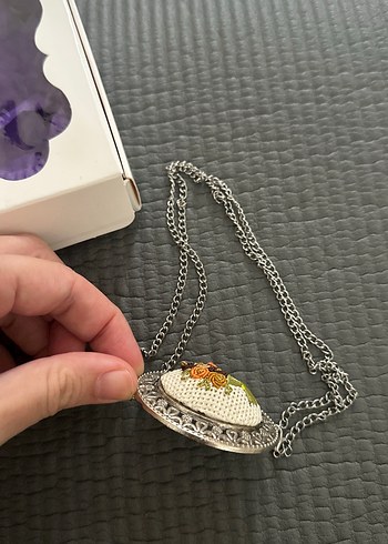 Beden Nakış İşlemeli Zincir Detaylı Mini Kolye
