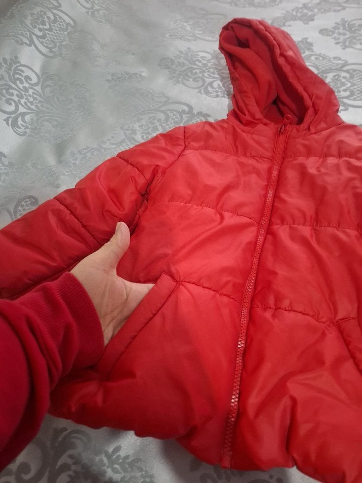 Erkek Çocuk Kırmızı Kapüşonlu Mont - Görsel 2