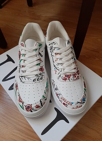 Twist sneaker