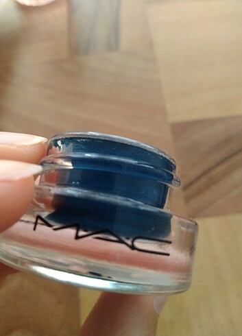 MAC MAC siahi ışıltılı eyeliner 