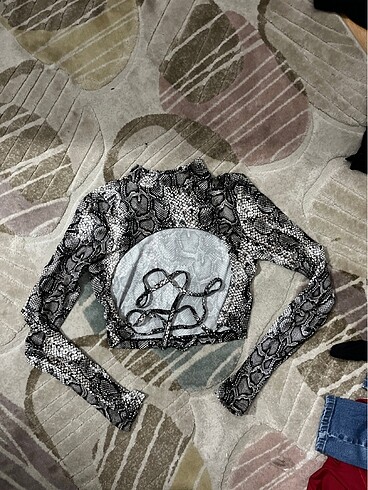 Yılan desenli sırt dekolteli crop
