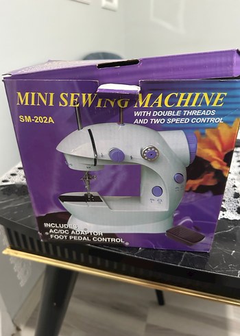 Beyaz ve Mor Mini Dikiş Makinesi - Görsel 2