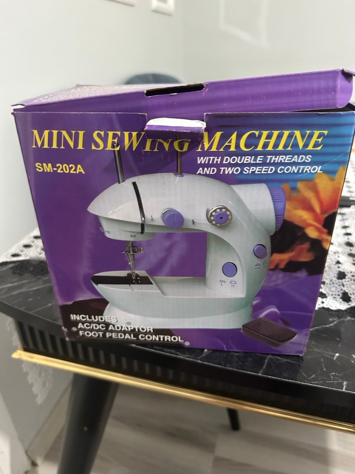 Beyaz ve Mor Mini Dikiş Makinesi - Görsel 2