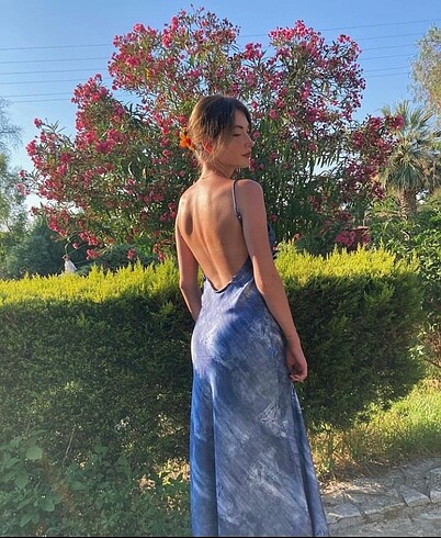 mavi desenli saten slip elbise