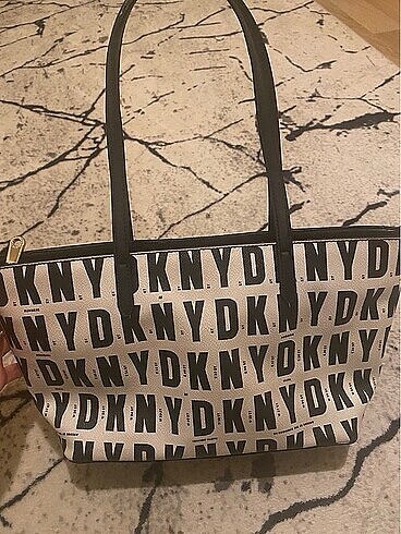 DKNY kol çantası