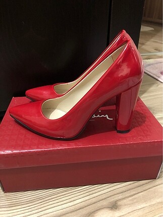 Kırmızı stiletto