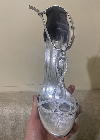 Gri sim ve pul detaylı İnce Topuklu Ayakkabı