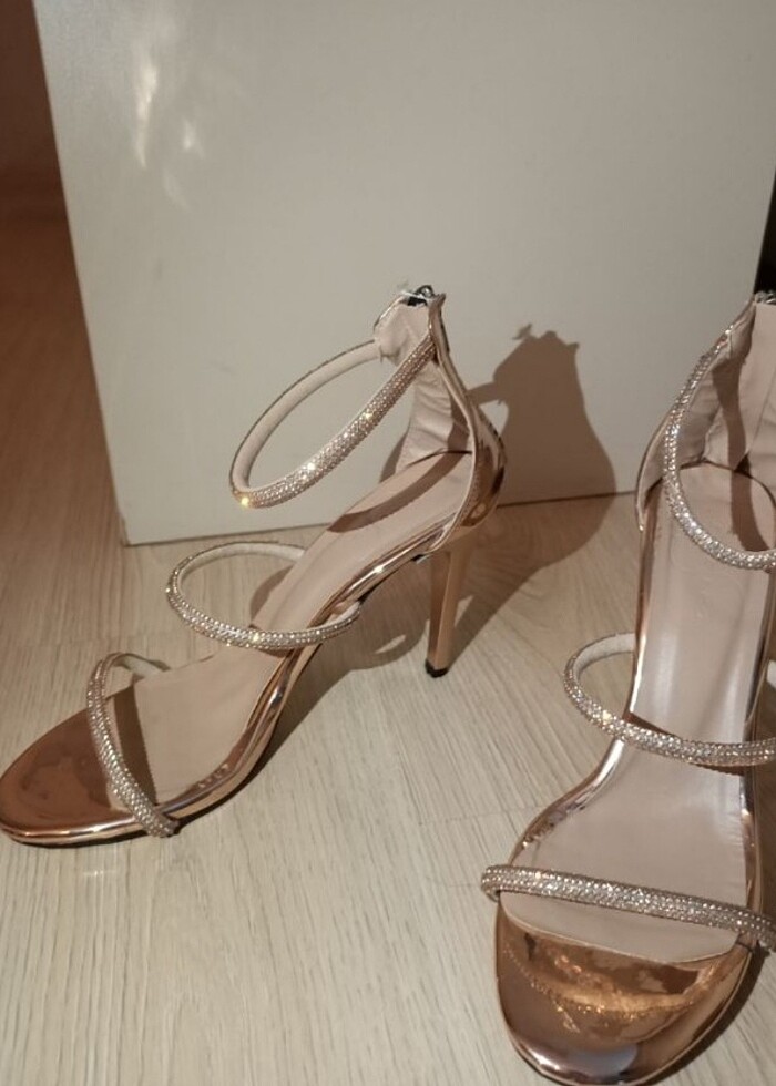 3 bantlı topuklu ayakkabı  - Görsel 2