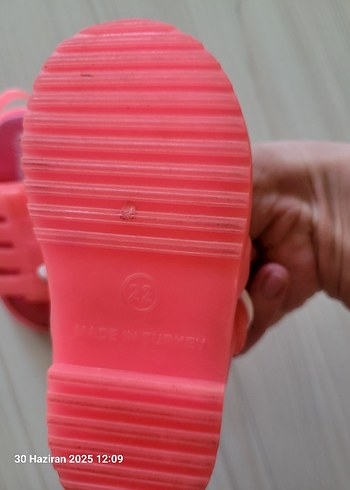 22 Beden Kız Çocuk Pembe Tokalı Sandalet