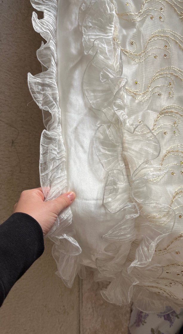 İşlemeli Beyaz Parlak Yatak Örtüsü - Görsel 2