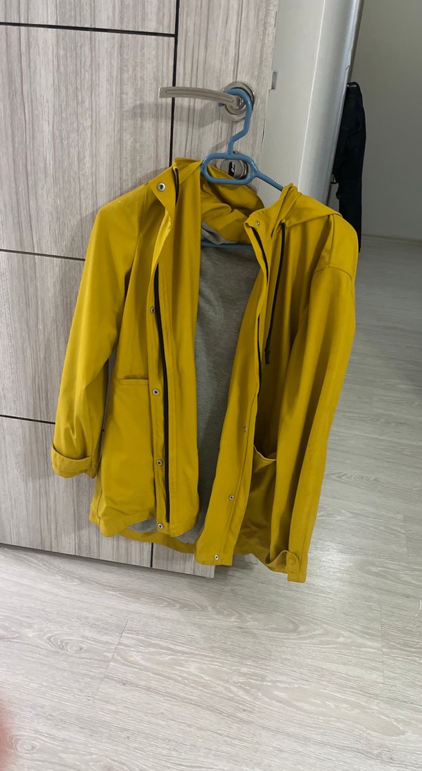 Sarı Kapüşonlu Midi Yağmurluk - Görsel 5