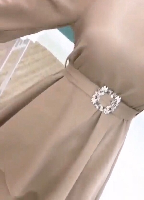 Kemerli pileli elbise - Görsel 4