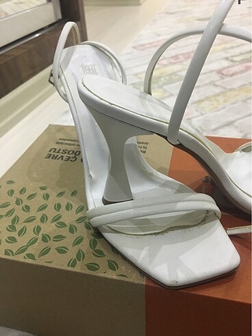 Beyaz topuklu ayakkabı - Görsel 2
