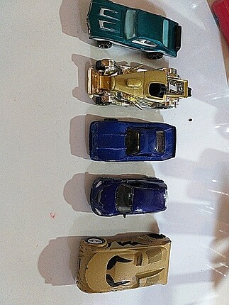 Metal oyuncak araba ve kazak (rezerve)