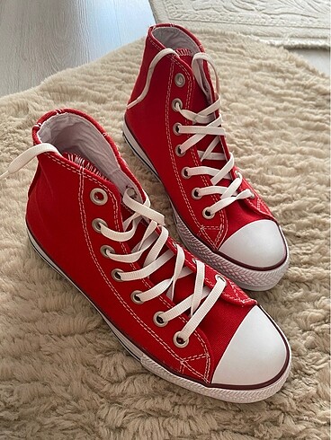 Kırmızı converse