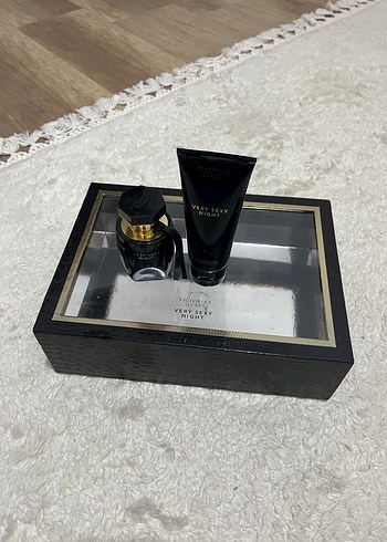 Victoria's Secret Very Sexy Night Kadın Parfümü - Görsel 2