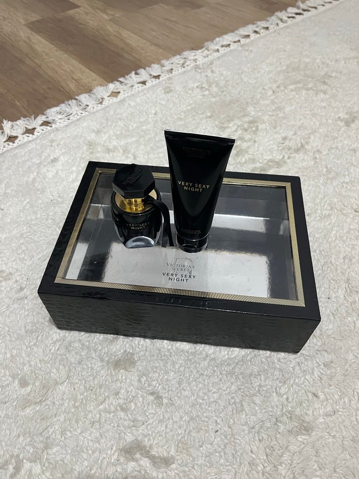 Victoria's Secret Very Sexy Night Kadın Parfümü - Görsel 2