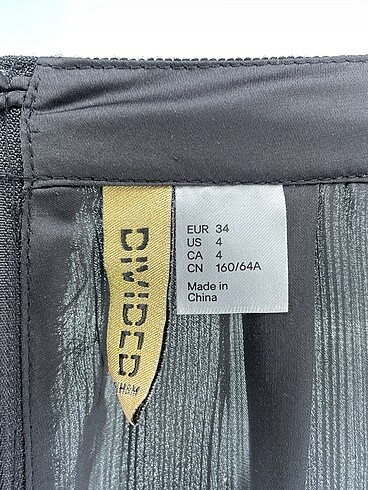 34 Beden siyah Renk H&M Mini Şort %70 İndirimli.