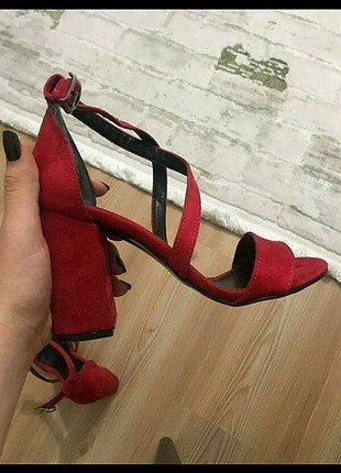 Kırmızı Bantlı Topuklu Ayakkabı