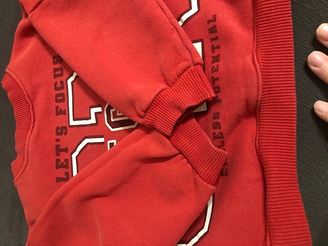 4 Yaş Beden kırmızı Renk Zara 3-4 yaş kırmızı sweatshirt