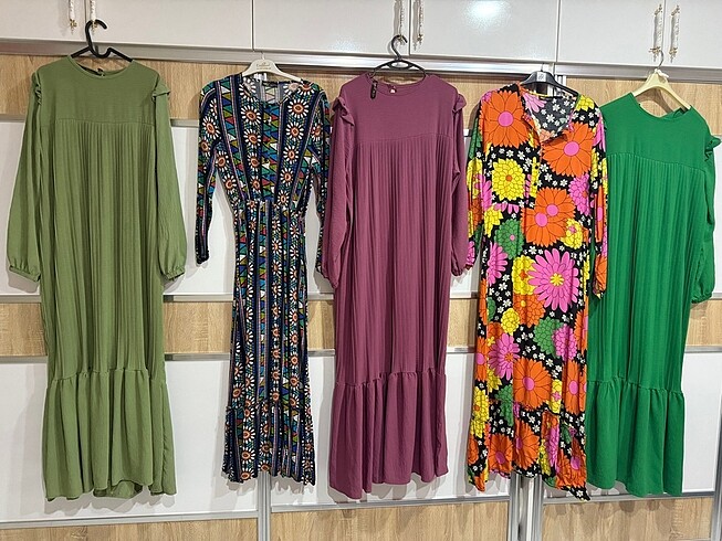 Çeşit çeşit elbise takım
