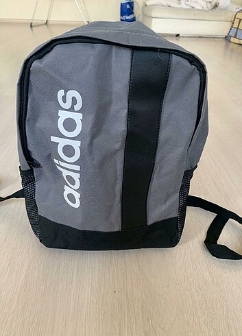  Beden Adidas sırt çantası.