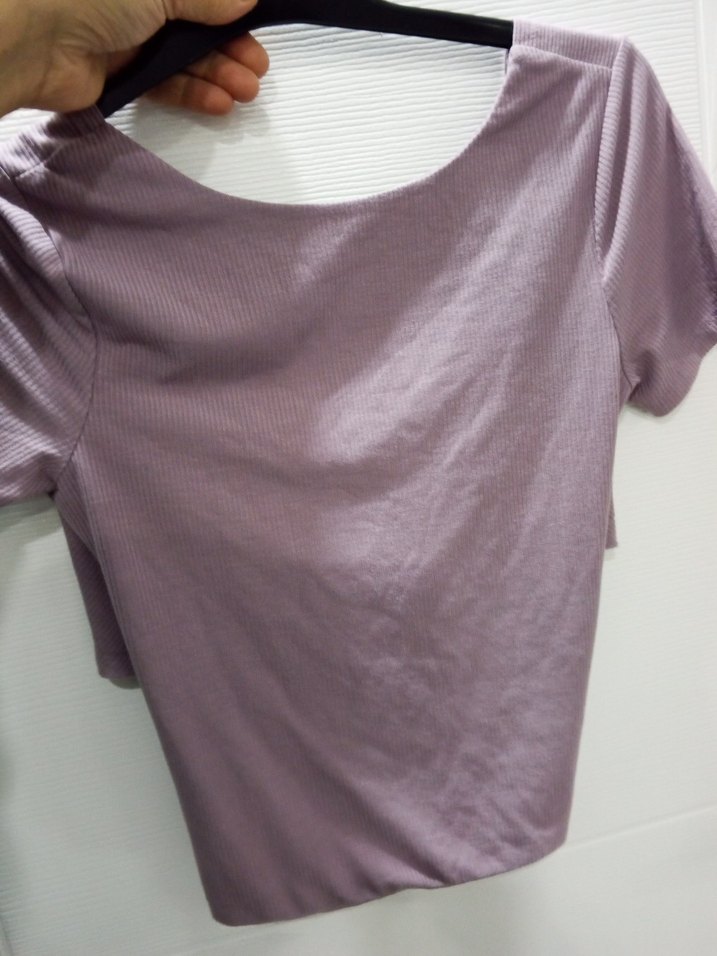 Kısa Kollu V Yaka Pliseli Crop Top - Görsel 3