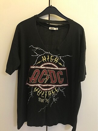 Bershka ACDC t-shirt v yaka