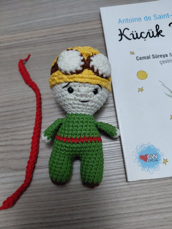 Amigurumi küçük prens anahtarlık - Görsel 3