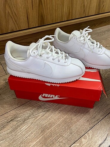 Nike Cortez beyaz spor ayakkabı