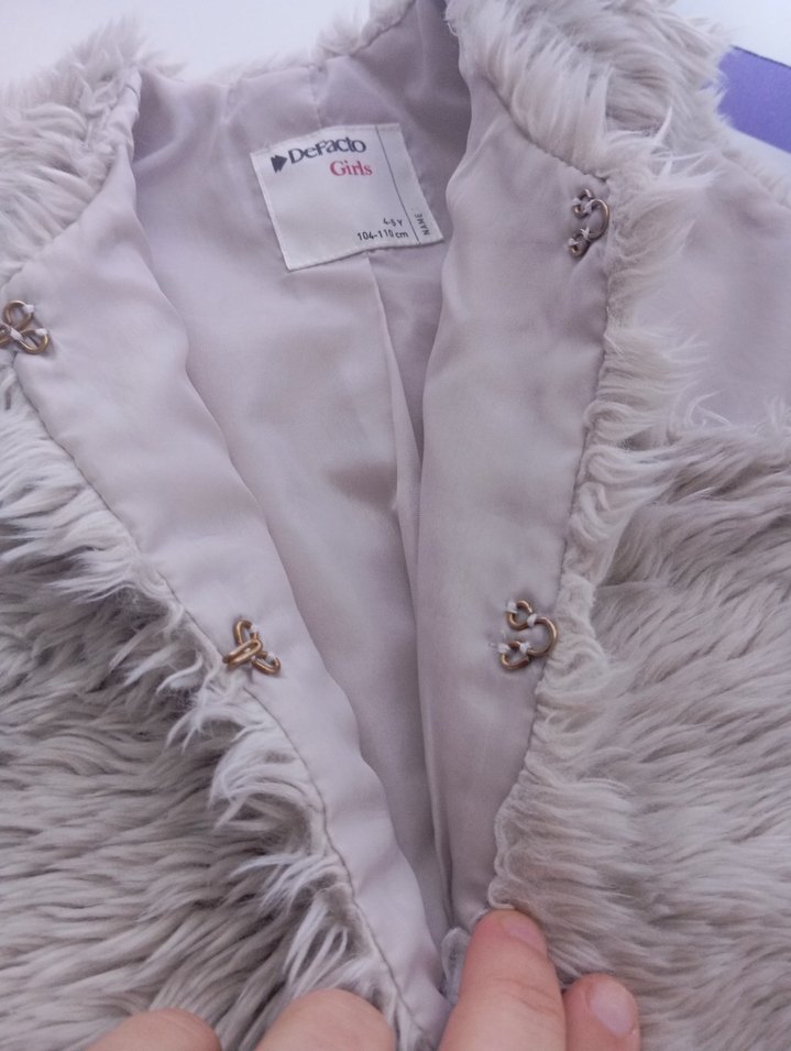 Kız Çocuk Gri Kürklü V Yaka Yelek - Görsel 3