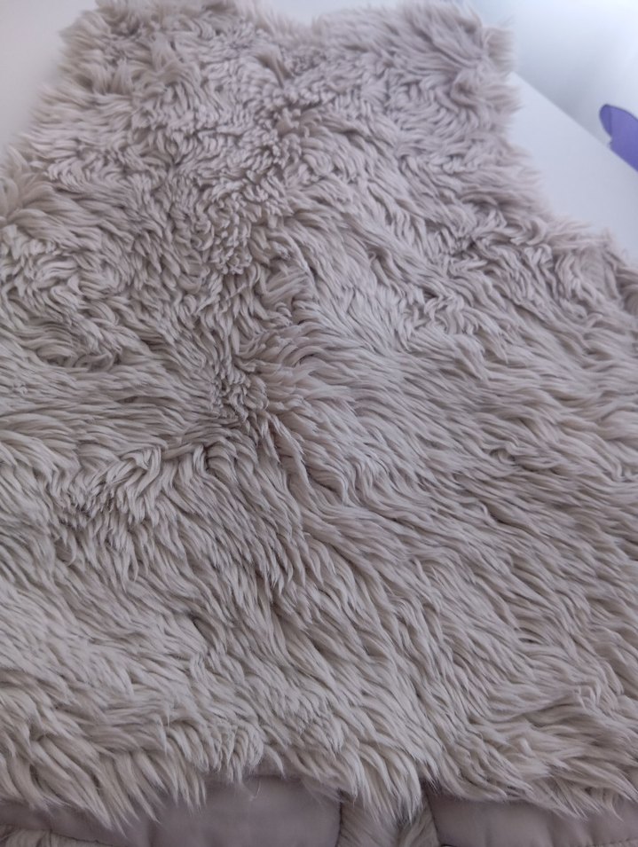 Kız Çocuk Gri Kürklü V Yaka Yelek - Görsel 4