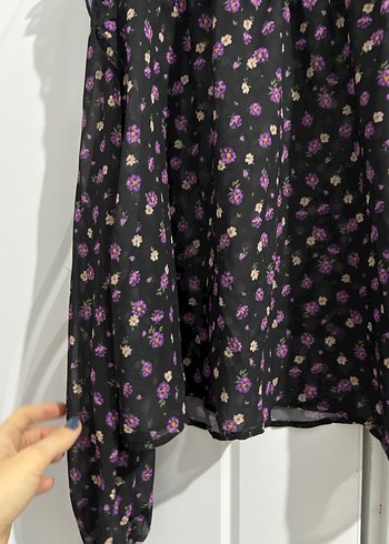 Mor Çiçek Desenli V Yakalı Fırfırlı Bluz pull and bear - Görsel 7