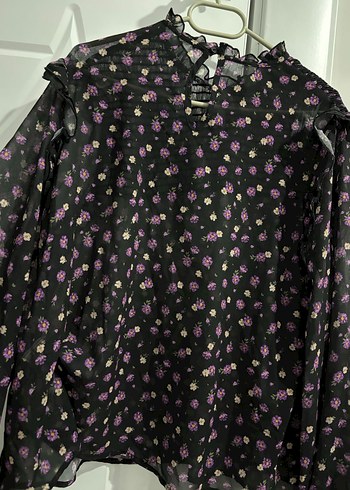 Mor Çiçek Desenli V Yakalı Fırfırlı Bluz pull and bear - Görsel 2