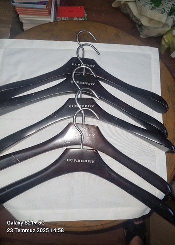 Burberry 5 Adet Ahşap Elbise Askısı