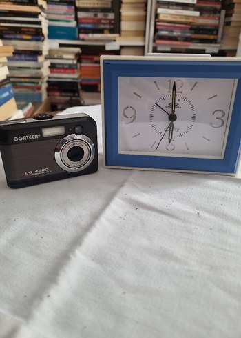 Dijital Fotoğraf Makinesi ve masa saati