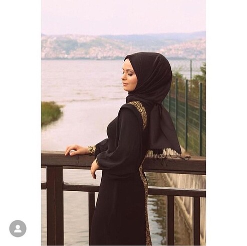 Siyah kolları tül elbise