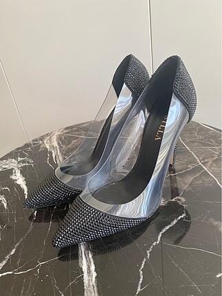 39 Beden siyah Renk Şeffaf ve siyah detaylı çok şık Stiletto