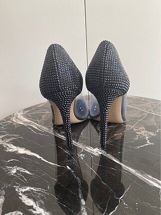39 Beden Şeffaf ve siyah detaylı çok şık Stiletto