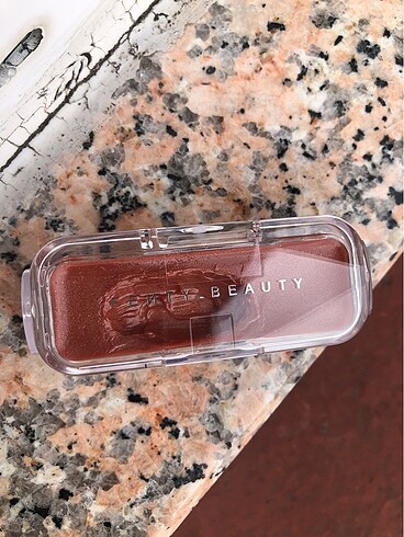 Fenty beauty gloss bomb dip fenty glow