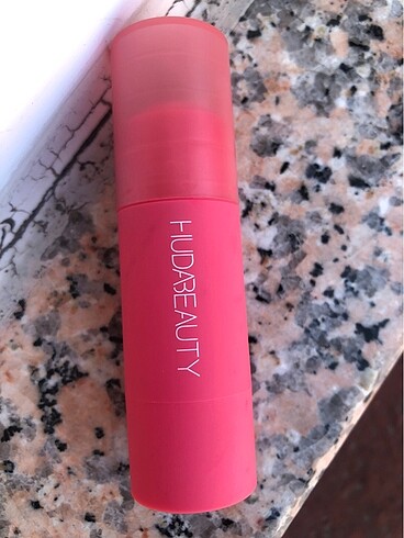 Huda Beauty allık cheeky tint proud pink